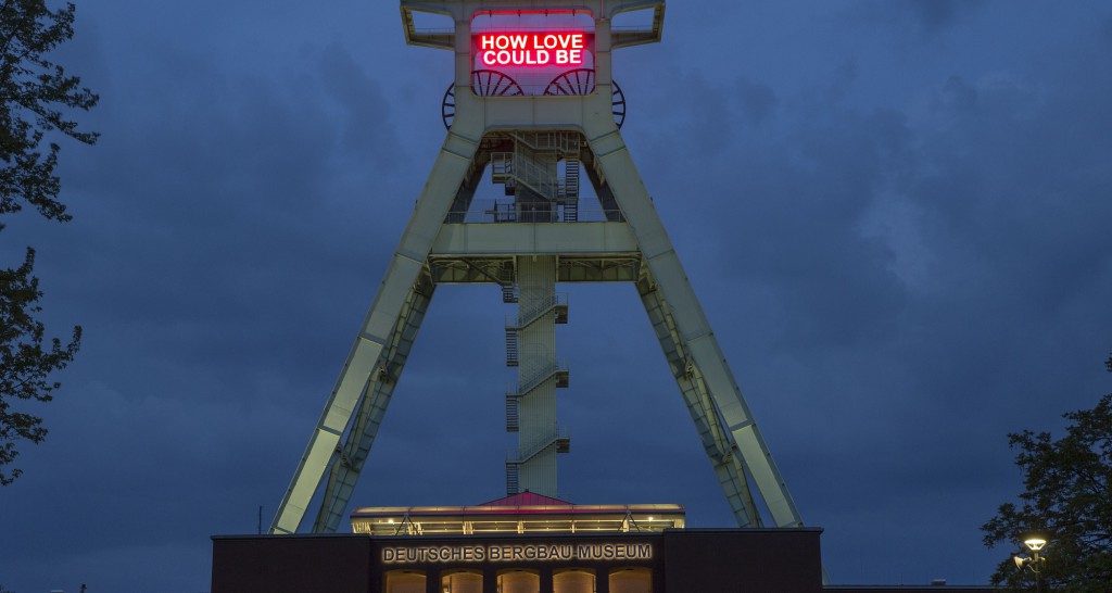 Das Sommerfestival des DETROIT-PROJEKTS  mit zahlreichen Veranstaltung in Bochum läuft noch bis zum 5. Juli. Eröffnet wurde es mit der Illumination des neuen Kunstwerks von Tim Etchells auf dem Förderturm des Deutschen Bergbau-Museums.Foto: Michael Kneffel