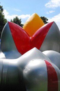 Von außen erinnert das Luminarium an eine riesige Hüpfburg. Foto: Wolfgang Teipel