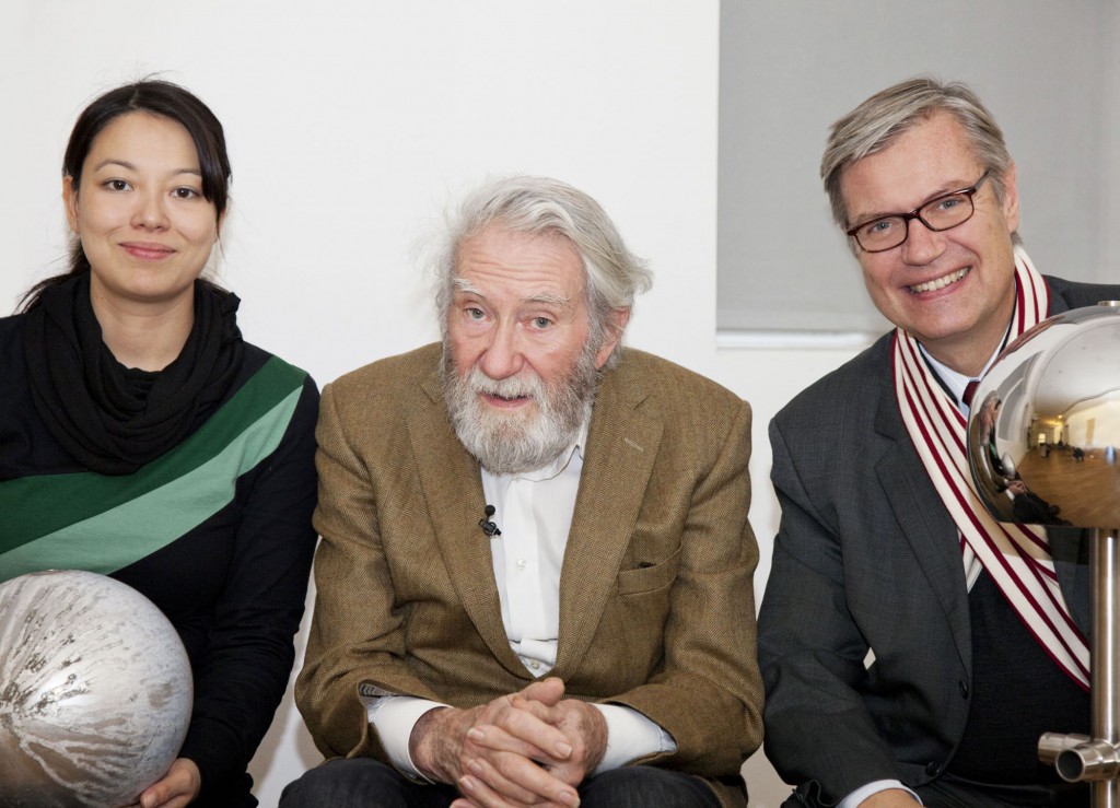 Otto Piene im Jahr 2012: Damals besprach er mit Kuratorin Melanie Bono und LWL-Museumsdirektor  Dr. Hermann Arnhold den Umzug und die Neugestaltung seines Werkes "Silberne Frequenz". Foto: LWL