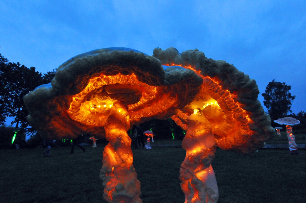 Beim Lichtpicknick sorgen leuchtende Pilzskulpturen fpr eine entspannte Atmosphäre. Foto: Jörg Rost