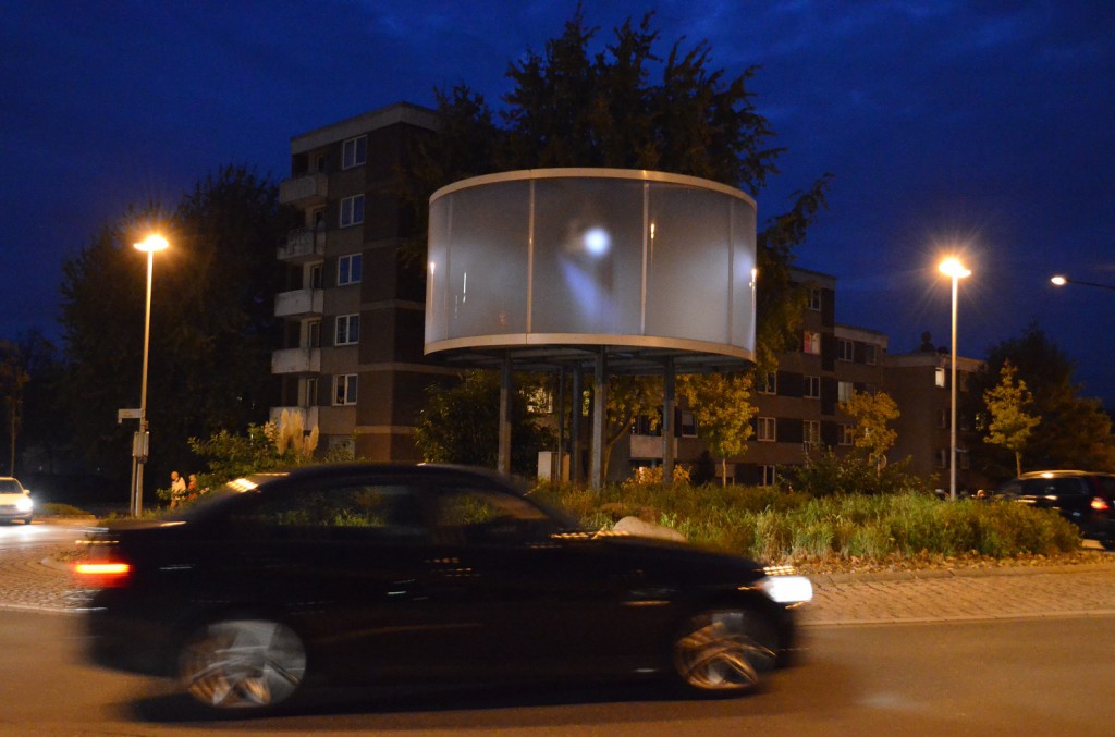 Die Medienskulptur "No Agreement" auf dem Kreisverkehr am Rathaus/Busbahnhof stammt von Andreas Kaufmann. Foto: Wolfgang Teipel