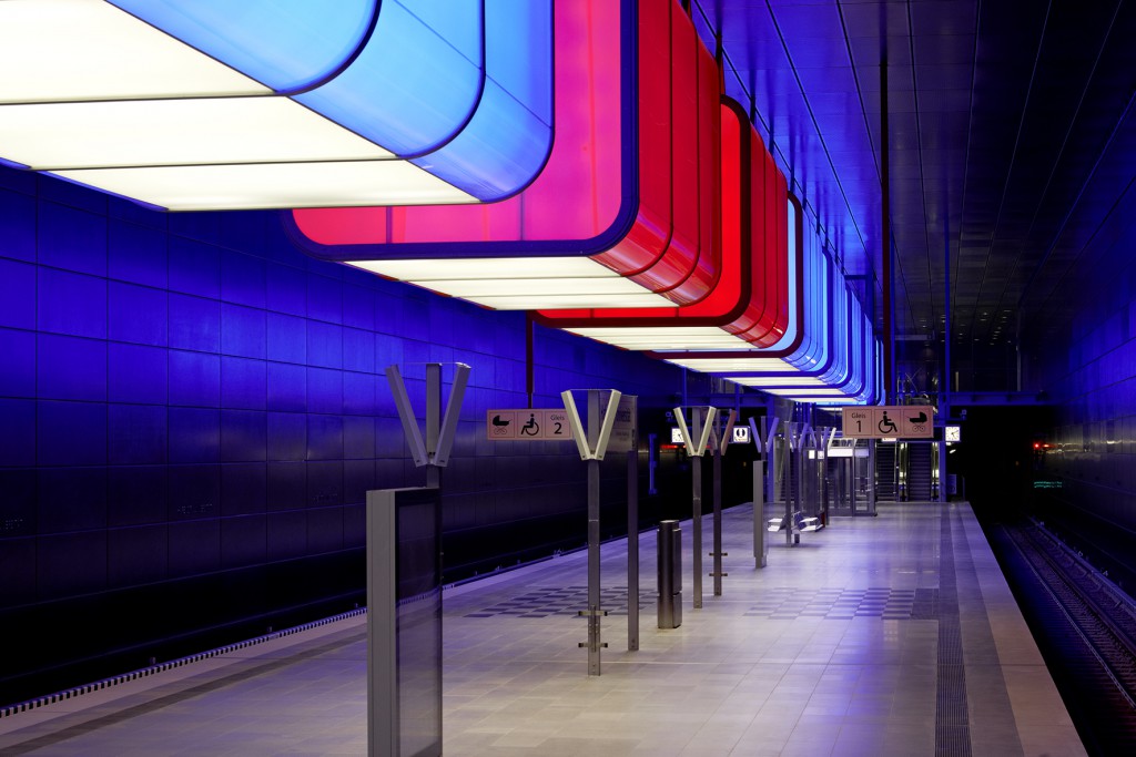 U-Bahn-Station "Hafencity Universität"; U4; 20457 Hamburg; Raupach Architekten, Die Lichtcontainer am U-Bahnhof Hafencity/Universität strahlen nach unten weißes Licht ab. An den Seitenwänden wechseln die Farben. Foto: Markus Tollhopf