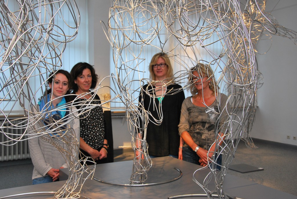 Dunja Landi, Dr. Susanne Conzen, Dagmar Plümer und Martina Handtke (hier an einer Installation von Stefanie Welk im Altenaer Drahtmuseum) stellten die Aktionen zum "Jahr des Lichts 2015" vor.