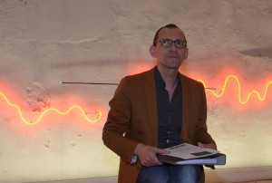 Bei einem Besuch im Herbst 2015 konzipierte Direktor John Jaspers (Foto) die Ausstellung zusammen mit dem französischen Lichtkünstler. Foto: Wolfgang Teipel